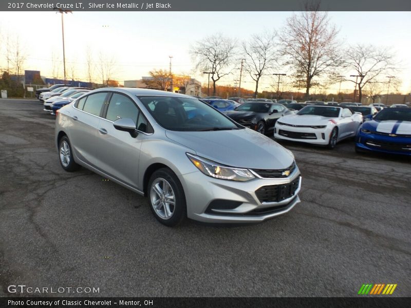 Silver Ice Metallic / Jet Black 2017 Chevrolet Cruze LT
