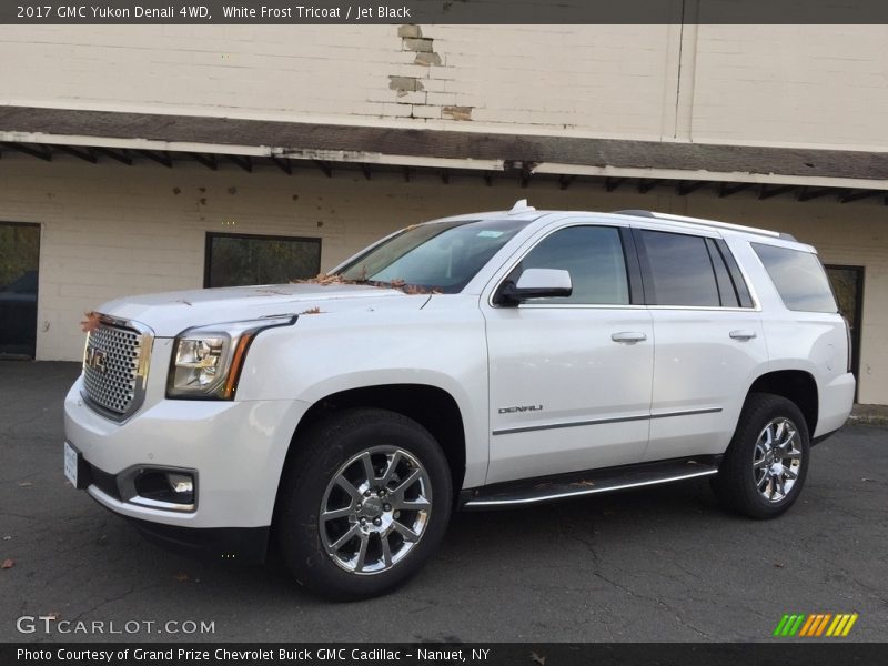 Front 3/4 View of 2017 Yukon Denali 4WD
