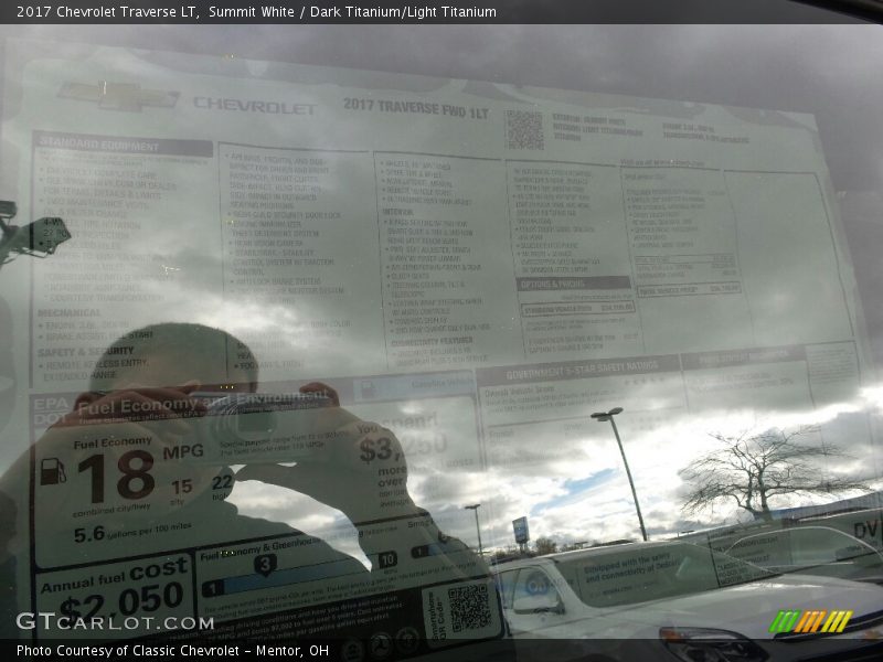 Summit White / Dark Titanium/Light Titanium 2017 Chevrolet Traverse LT
