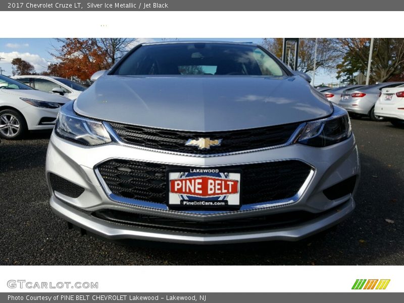 Silver Ice Metallic / Jet Black 2017 Chevrolet Cruze LT