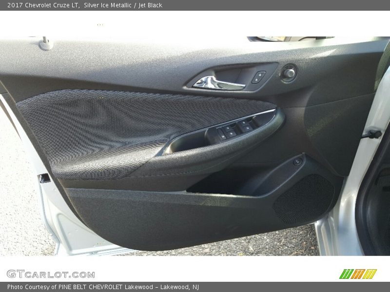 Silver Ice Metallic / Jet Black 2017 Chevrolet Cruze LT