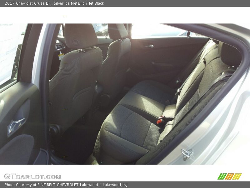 Silver Ice Metallic / Jet Black 2017 Chevrolet Cruze LT