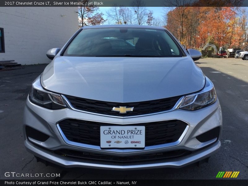 Silver Ice Metallic / Jet Black 2017 Chevrolet Cruze LT