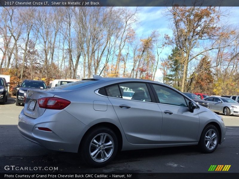 Silver Ice Metallic / Jet Black 2017 Chevrolet Cruze LT