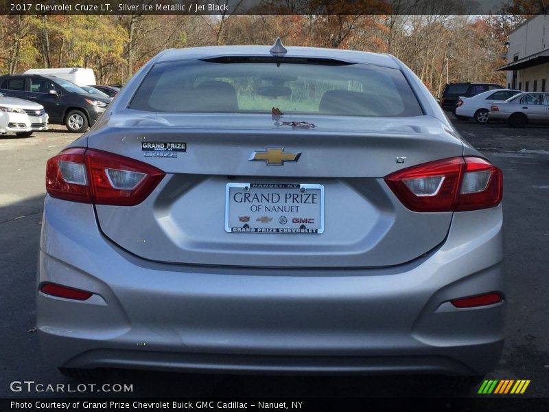 Silver Ice Metallic / Jet Black 2017 Chevrolet Cruze LT