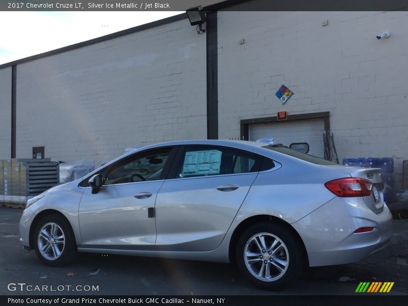 Silver Ice Metallic / Jet Black 2017 Chevrolet Cruze LT