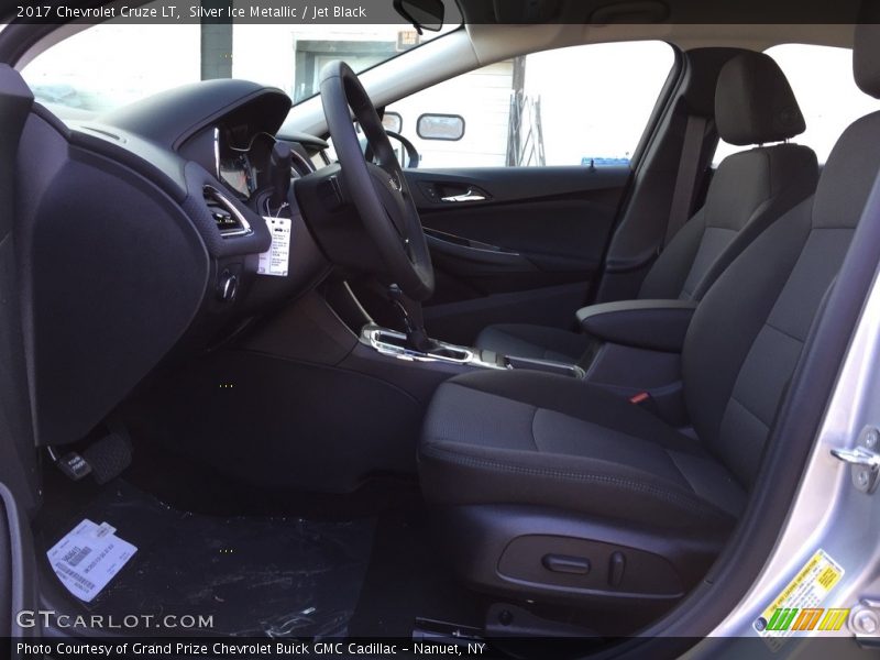 Silver Ice Metallic / Jet Black 2017 Chevrolet Cruze LT