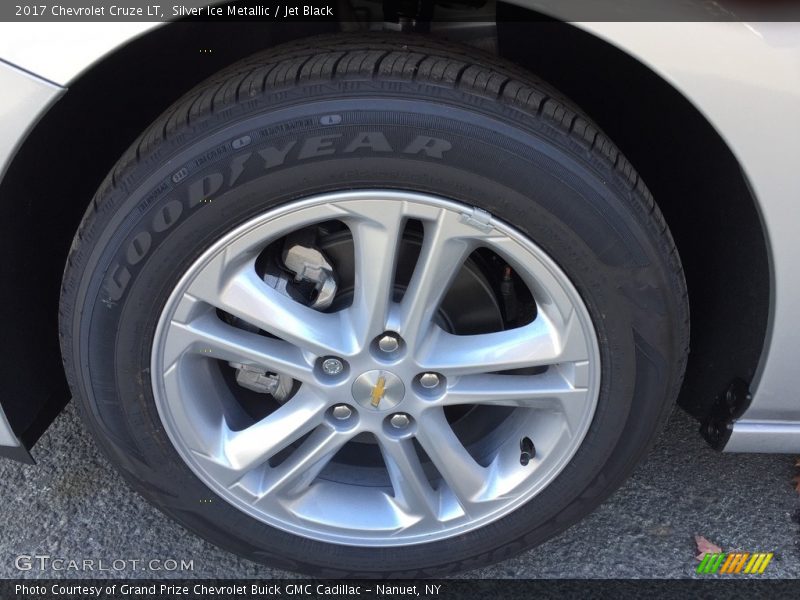 Silver Ice Metallic / Jet Black 2017 Chevrolet Cruze LT