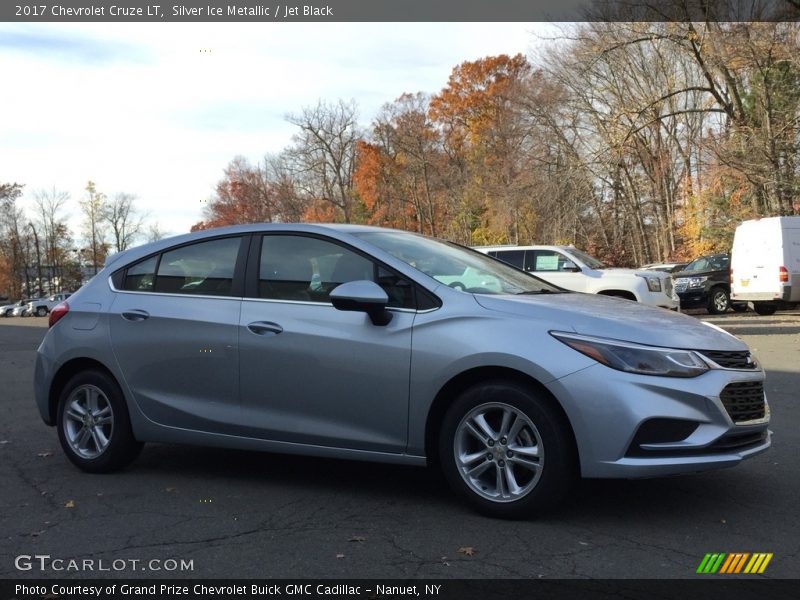 Silver Ice Metallic / Jet Black 2017 Chevrolet Cruze LT