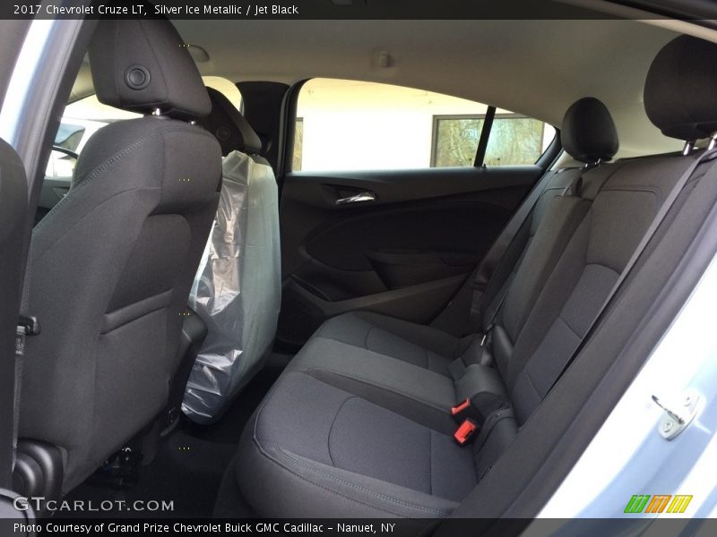 Silver Ice Metallic / Jet Black 2017 Chevrolet Cruze LT