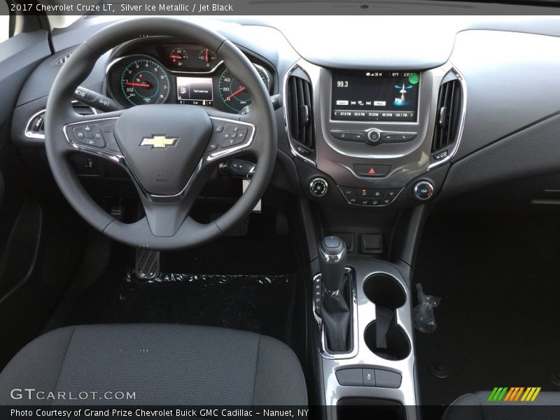 Silver Ice Metallic / Jet Black 2017 Chevrolet Cruze LT