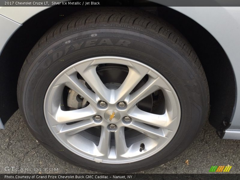 Silver Ice Metallic / Jet Black 2017 Chevrolet Cruze LT