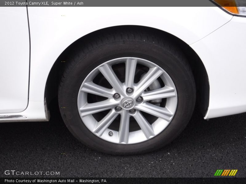 Super White / Ash 2012 Toyota Camry XLE