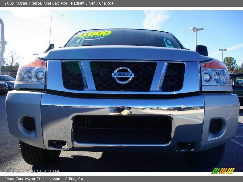 Radiant Silver / Charcoal 2009 Nissan Titan SE King Cab 4x4
