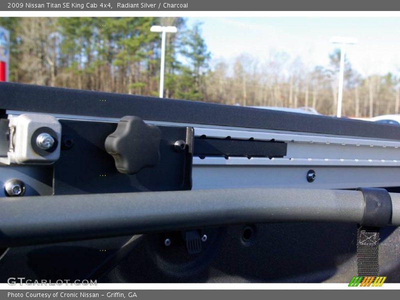 Radiant Silver / Charcoal 2009 Nissan Titan SE King Cab 4x4