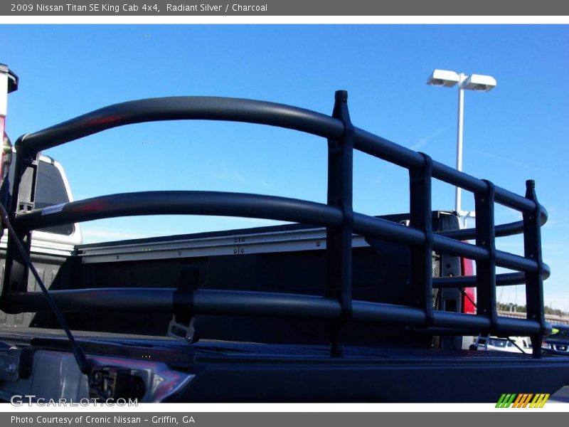 Radiant Silver / Charcoal 2009 Nissan Titan SE King Cab 4x4