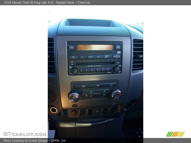 Radiant Silver / Charcoal 2009 Nissan Titan SE King Cab 4x4