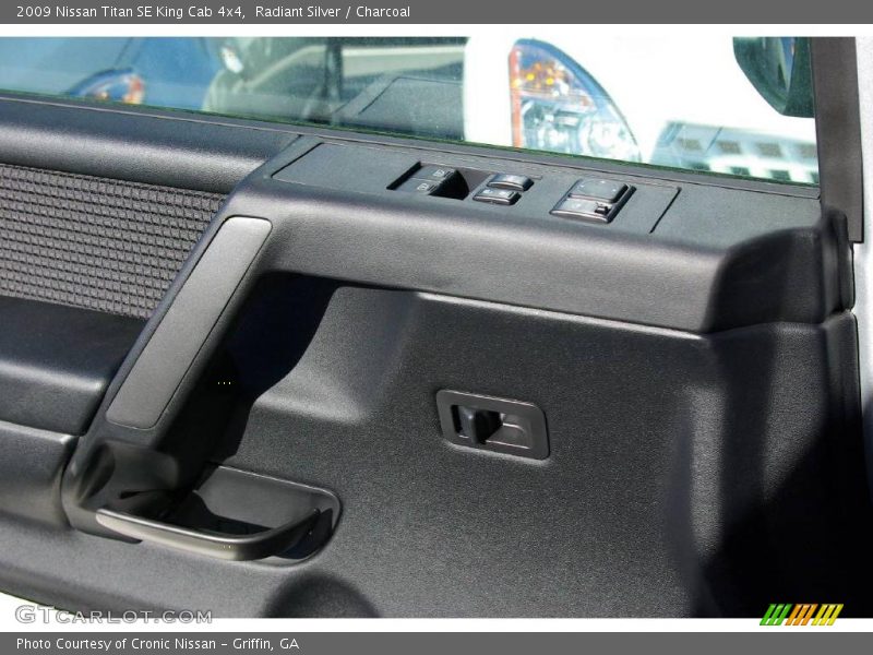 Radiant Silver / Charcoal 2009 Nissan Titan SE King Cab 4x4