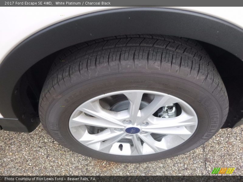 White Platinum / Charcoal Black 2017 Ford Escape SE 4WD