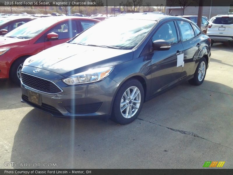 Magnetic / Charcoal Black 2016 Ford Focus SE Sedan