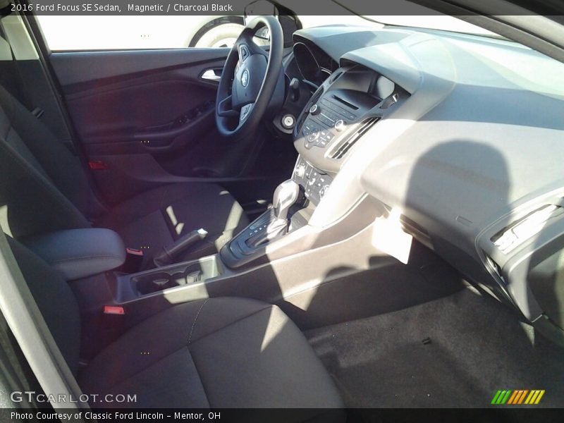 Magnetic / Charcoal Black 2016 Ford Focus SE Sedan