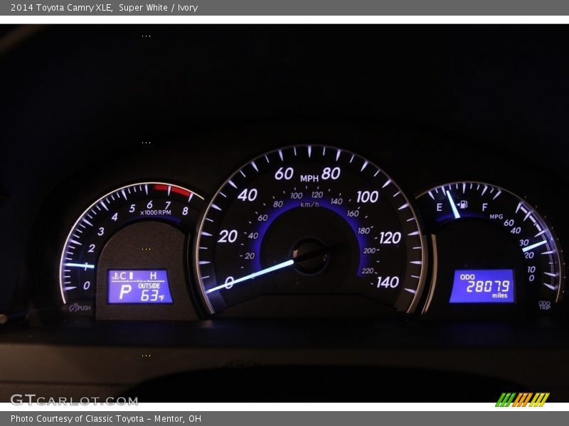 Super White / Ivory 2014 Toyota Camry XLE