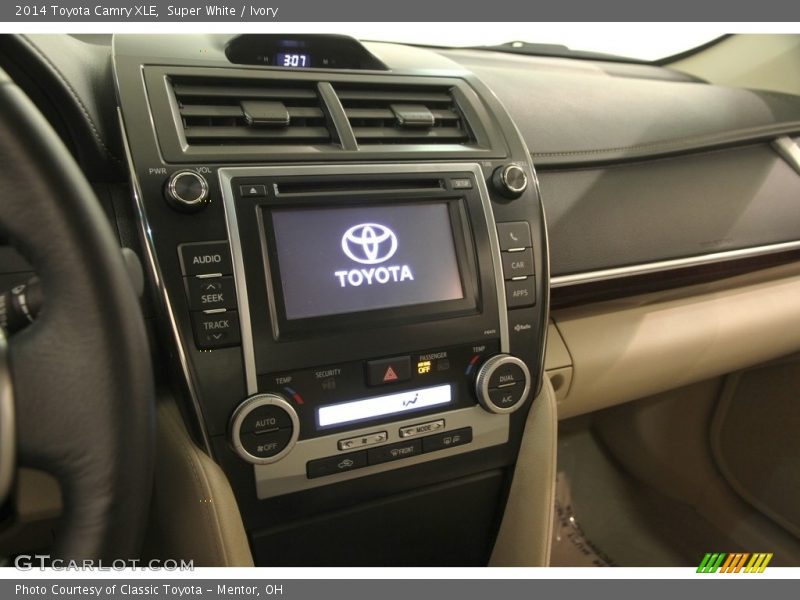 Super White / Ivory 2014 Toyota Camry XLE