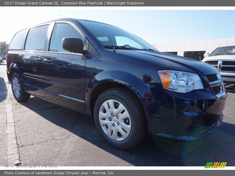 Front 3/4 View of 2017 Grand Caravan SE