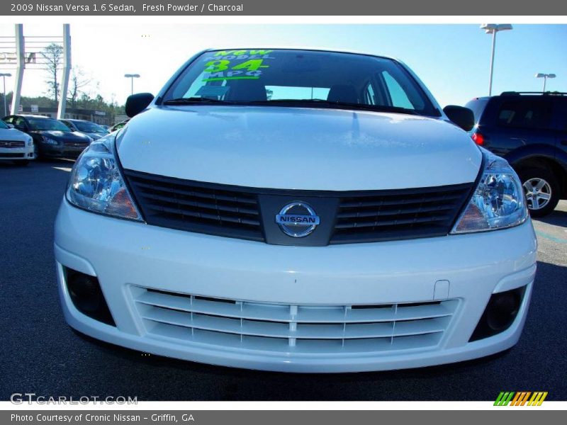 Fresh Powder / Charcoal 2009 Nissan Versa 1.6 Sedan