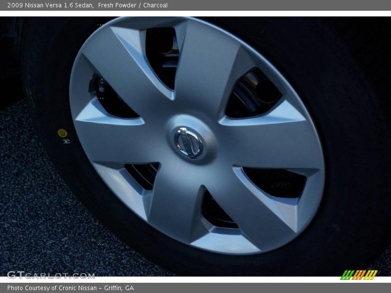 Fresh Powder / Charcoal 2009 Nissan Versa 1.6 Sedan