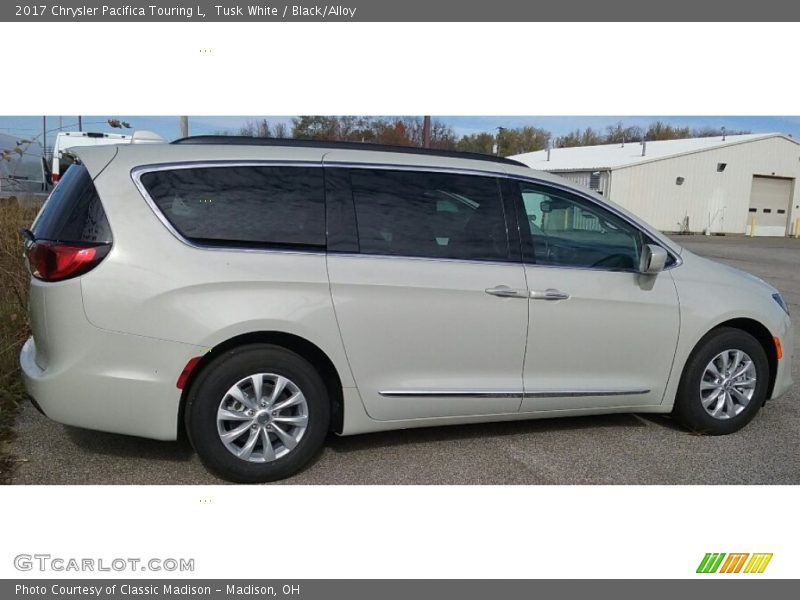 Tusk White / Black/Alloy 2017 Chrysler Pacifica Touring L