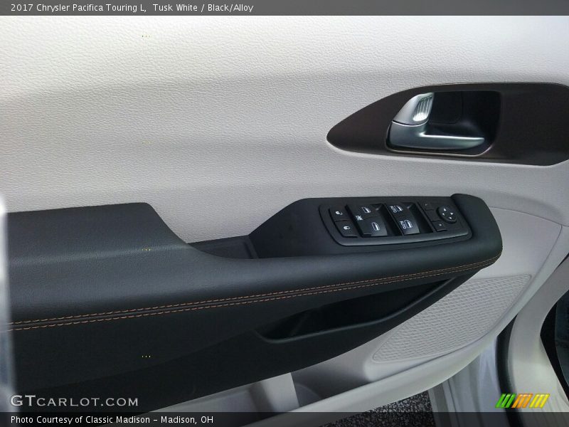 Tusk White / Black/Alloy 2017 Chrysler Pacifica Touring L