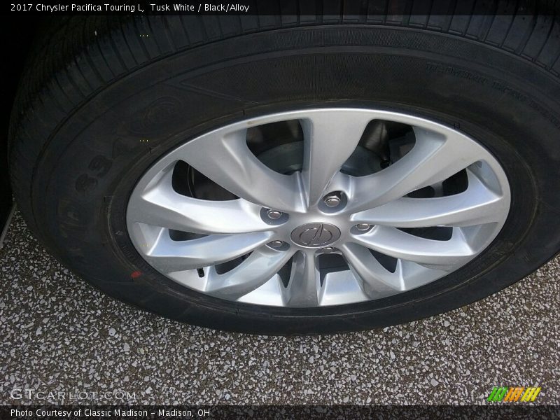 Tusk White / Black/Alloy 2017 Chrysler Pacifica Touring L