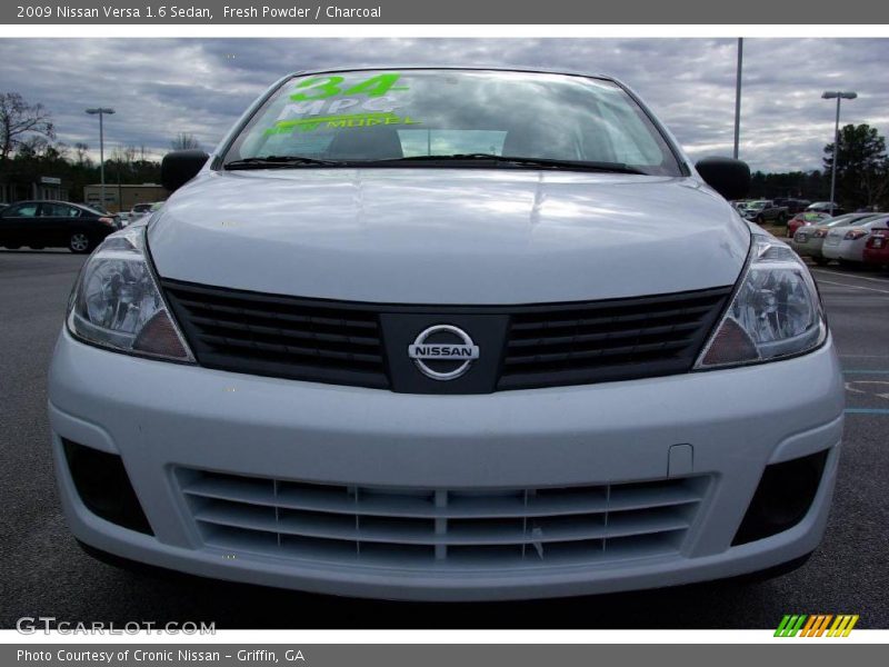 Fresh Powder / Charcoal 2009 Nissan Versa 1.6 Sedan