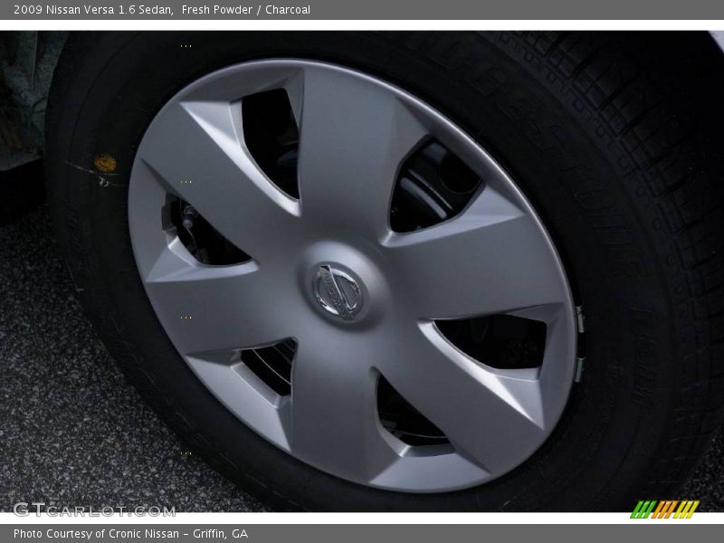 Fresh Powder / Charcoal 2009 Nissan Versa 1.6 Sedan