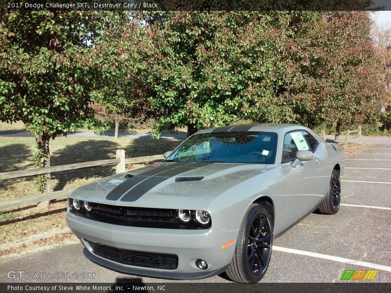 Front 3/4 View of 2017 Challenger SXT