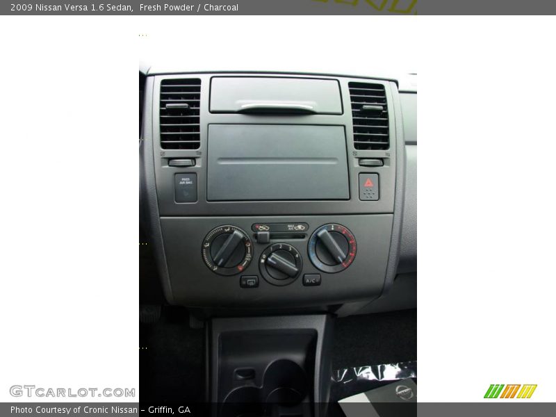 Fresh Powder / Charcoal 2009 Nissan Versa 1.6 Sedan