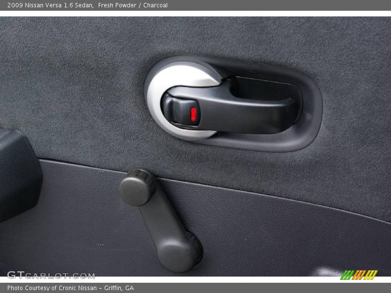 Fresh Powder / Charcoal 2009 Nissan Versa 1.6 Sedan