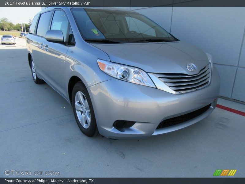 Front 3/4 View of 2017 Sienna LE