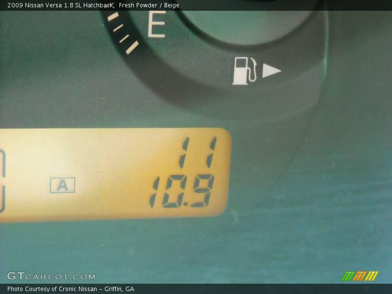 Fresh Powder / Beige 2009 Nissan Versa 1.8 SL Hatchback