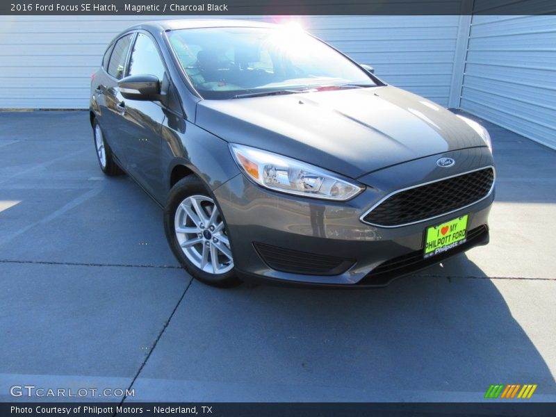 Magnetic / Charcoal Black 2016 Ford Focus SE Hatch