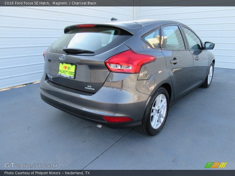 Magnetic / Charcoal Black 2016 Ford Focus SE Hatch