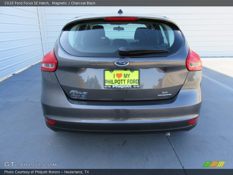 Magnetic / Charcoal Black 2016 Ford Focus SE Hatch