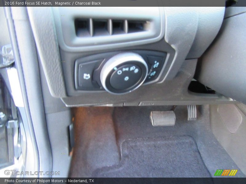 Magnetic / Charcoal Black 2016 Ford Focus SE Hatch