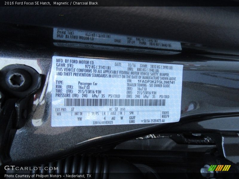 Magnetic / Charcoal Black 2016 Ford Focus SE Hatch