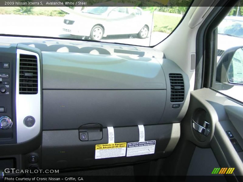 Avalanche White / Steel 2009 Nissan Xterra S