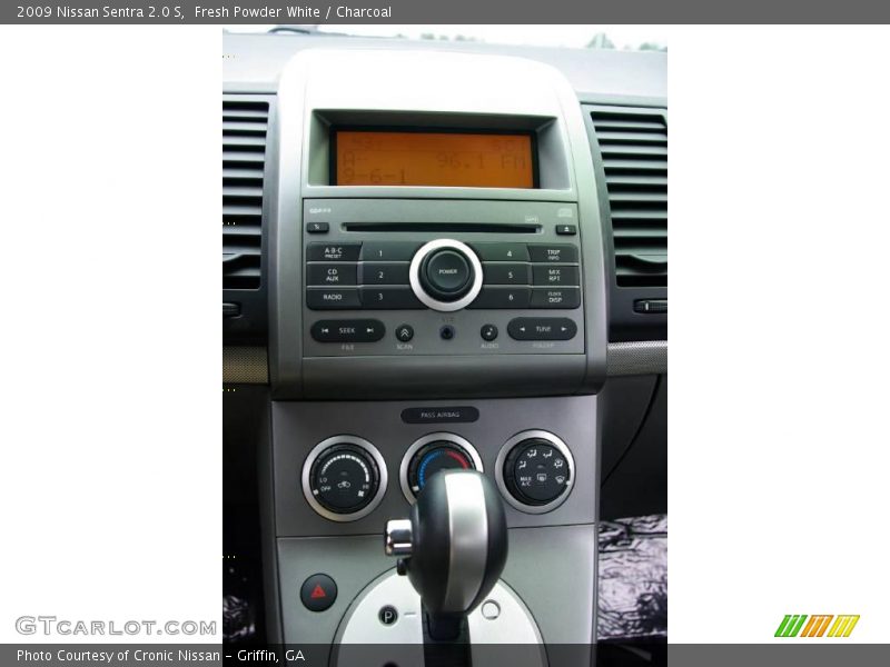 Fresh Powder White / Charcoal 2009 Nissan Sentra 2.0 S