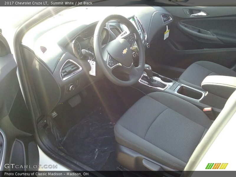 Summit White / Jet Black 2017 Chevrolet Cruze LT