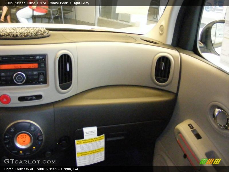 White Pearl / Light Gray 2009 Nissan Cube 1.8 SL