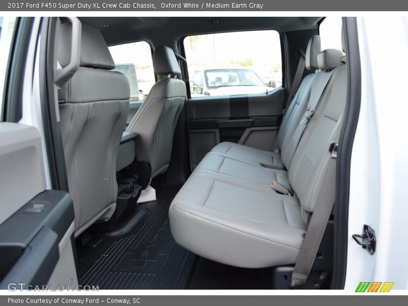 Oxford White / Medium Earth Gray 2017 Ford F450 Super Duty XL Crew Cab Chassis